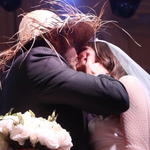 Camila Queiroz e Klebber Toledo deram um beijão ao se casarem em festa julina