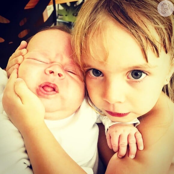 Mariana Bridi contou que Aurora adora agarrar o irmãozinho