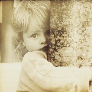 Em outro clique da infância de Mariana Bridi a semelhança com Aurora também impressiona