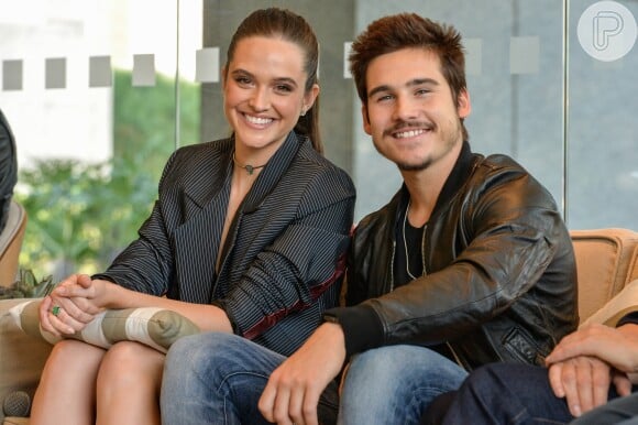 Juliana Paiva e Nicolas Prattes não queriam revelar o namoro antes de se reunirem com a imprensa para apresentar a novela 'O Tempo Não Para'