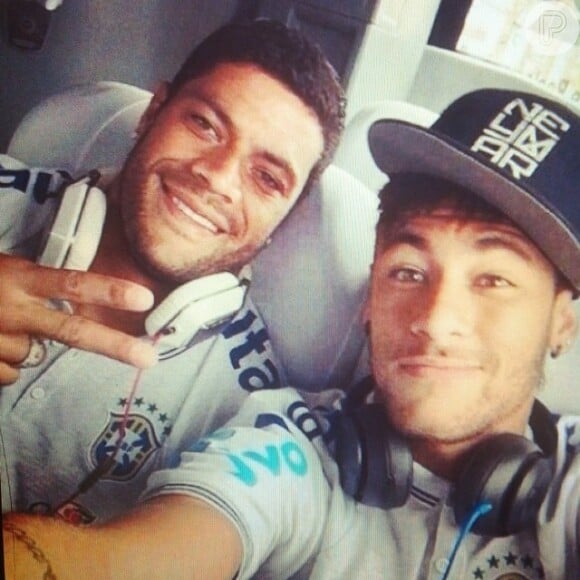 Hulk posa para foto ao lado do amigo Neymar