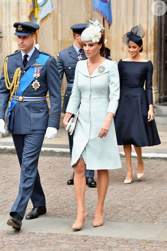 Kate escolheu um vestido-casaco em tom pastel de Alexander McQueen adornado por um broche especial dos Cadetes Aéreos