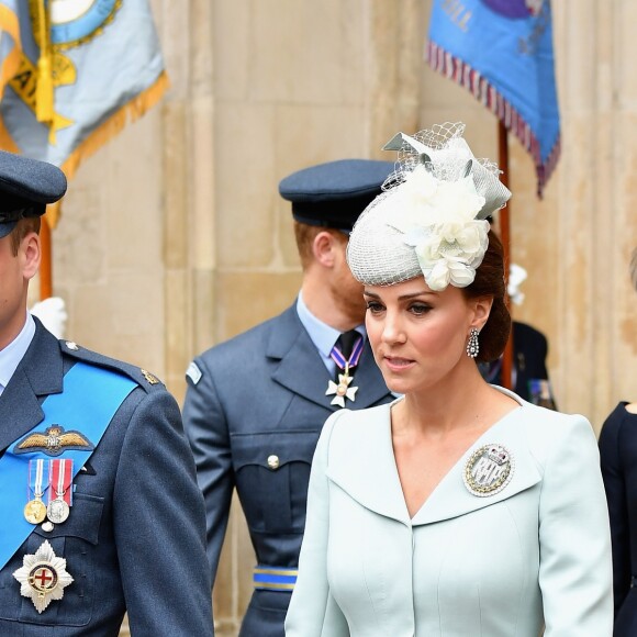 Kate escolheu um vestido-casaco em tom pastel de Alexander McQueen adornado por um broche especial dos Cadetes Aéreos