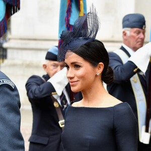 Meghan escolheu brincos Cartier e fascinator Stephen Jones para o evento