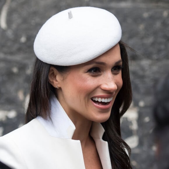 Em março, Meghan Markle escolheu uma boisa de Stephen Jones que gerou especulações sobre uma homenagem à Princesa Diana