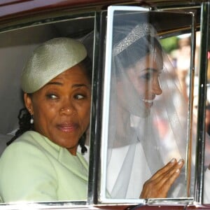 E a mãe da noiva, Doria Ragland, também escolheu uma peça Stephen Jones