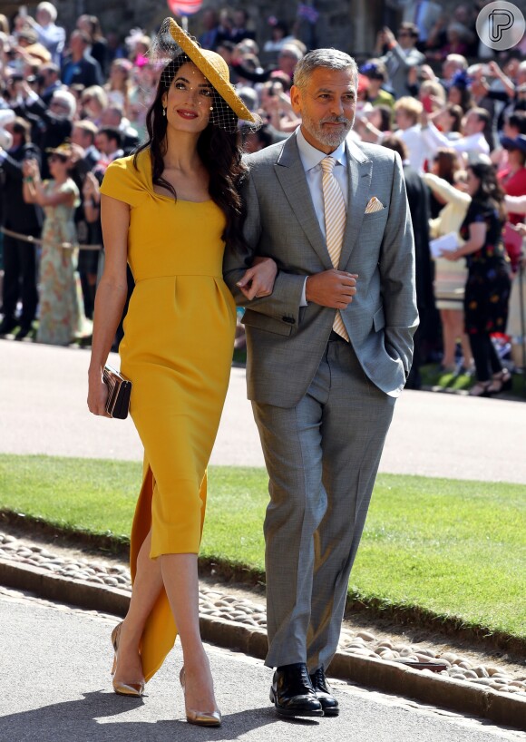Amal Clooney complementou seu look do casamento real com uma de suas criações