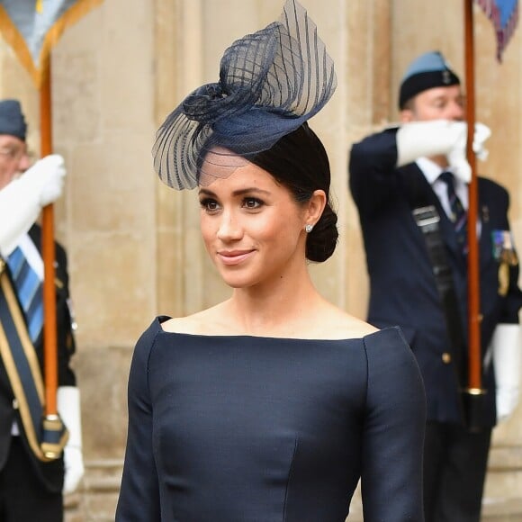 Stephen Jones é o nome por trás do fascinator escolhido por Meghan Markle para ir à comemoração de 100 anos da Força Aérea Britânica