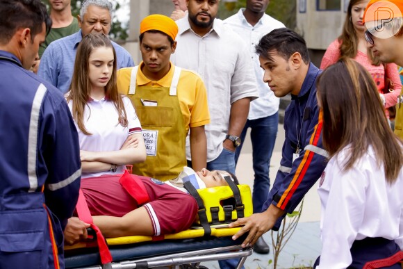 Guilherme (Lawrran Couto) é socorrido e levado para a emergência em uma ambulância, no capítulo que vai ao ar terça-feira, dia 17 de julho de 2018, na novela 'As Aventuras de Poliana'