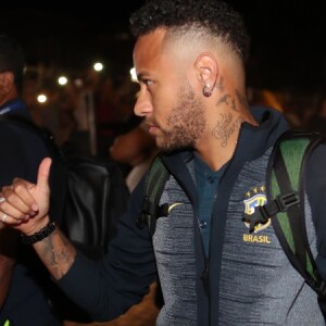 Neymar desembarcou com parte do elenco da seleção no Rio, no domingo (08)