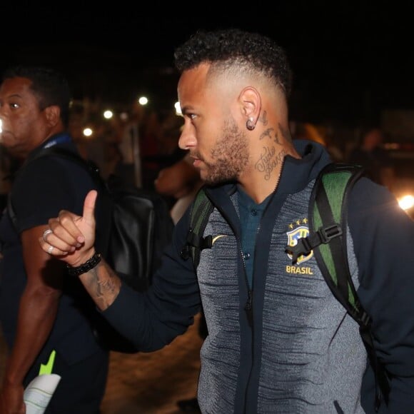 Neymar desembarcou com parte do elenco da seleção no Rio, no domingo (08)