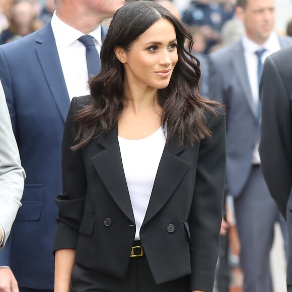 Meghan Markle escolhe terninho de alfaiataria para evento na Irlanda