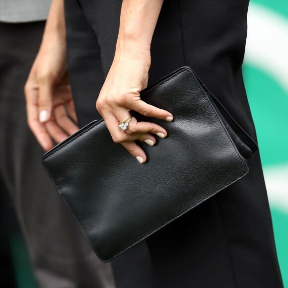 Meghan Markle usou clutch de couro preta em evento na Irlanda