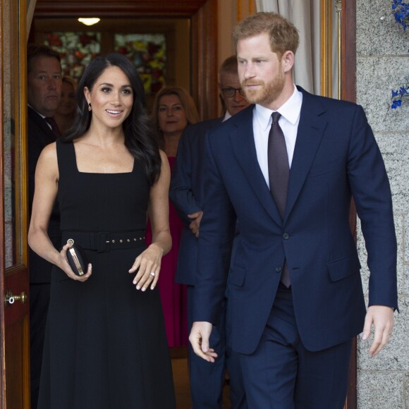 Meghan Markle apostou em modelito all black e esbanjou glamour de Emilia Wickstead, nesta terça-feira, 10 de julho de 2018