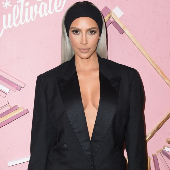 É possível ser sexy no inverno? Kim Kardashian mostra que sim com um terno que cobre e revela ao mesmo tempo