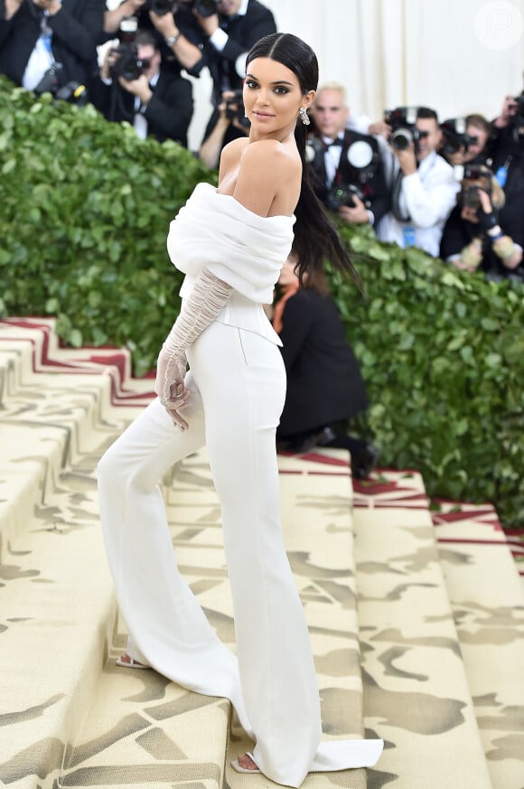 Com o corpo todo coberto, Kendall Jenner coloca os ombros para jogo e ganha em femilidade