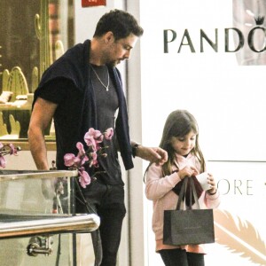 Cauã Reymond leva a filha, Sofia, para curtir passeio no shopping Village Mall, na zona oeste do Rio de Janeiro, na noite desta quarta-feira, 11 de julho de 2018