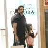 Cauã Reymond leva a filha, Sofia, para curtir passeio no shopping Village Mall, na zona oeste do Rio de Janeiro, na noite desta quarta-feira, 11 de julho de 2018