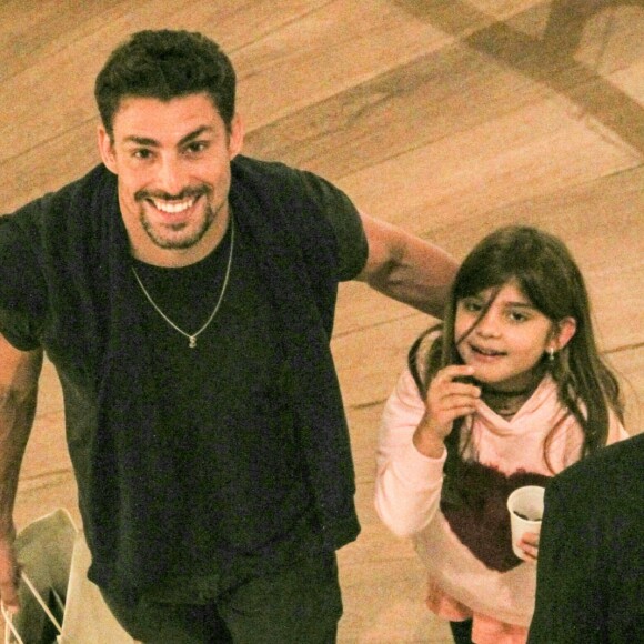 Cauã Reymond leva a filha, Sofia, para curtir passeio no shopping Village Mall, na zona oeste do Rio de Janeiro, na noite desta quarta-feira, 11 de julho de 2018