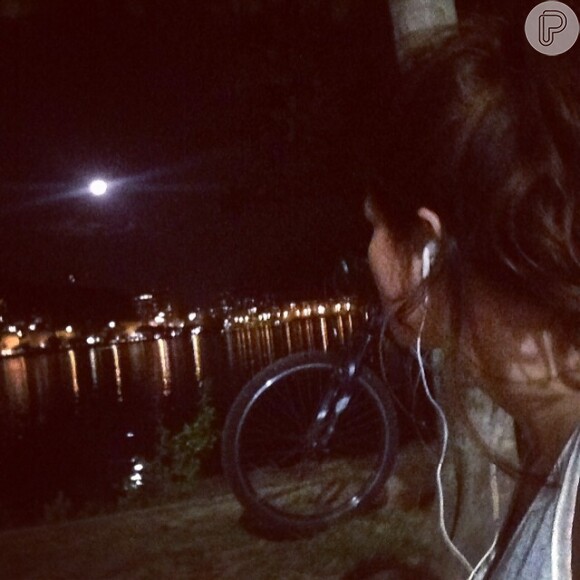 Além dos treinos, Nanda Costa também se exercita pedalando: 'Agora que eu mudei pra Zona Sul, faço tudo o que eu posso de bicicleta'