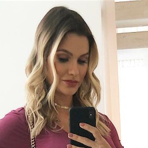 Andressa Suita exibe elegância com vestido envelopado