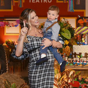 Andressa Suita usou vestido midi de xadrez feito especialmente para a festa de 1 ano do filho primogênito, Gabriel, da marca Cloude Jeans