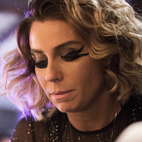 Luzia (Giovanna Antonelli) é surpreendida por Remy (Vladimir Brichta) na novela 'Segundo Sol' e tenta se desvencilhar: 'Me solta! Me larga'