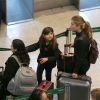 Filha de Grazi Massafera, Sofia foi vista em aeroporto do Rio acompanhada da atriz