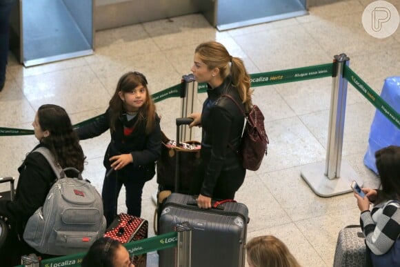 Filha de Grazi Massafera, Sofia foi vista em aeroporto do Rio acompanhada da atriz