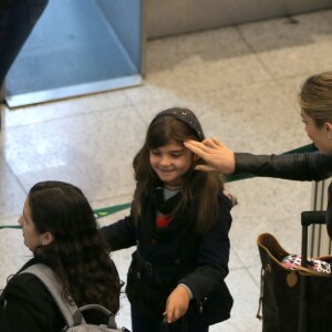 Grazi Massafera esteve com a filha, Sofia, em um aeroporto carioca