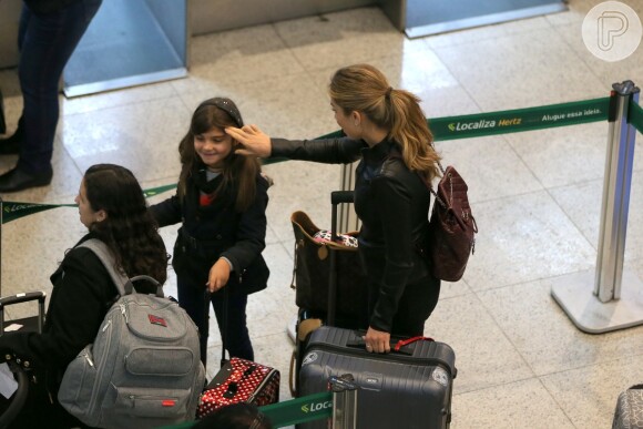 Grazi Massafera esteve com a filha, Sofia, em um aeroporto carioca