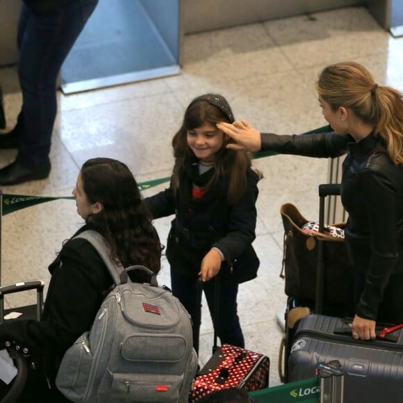 Grazi Massafera esteve com a filha, Sofia, em um aeroporto carioca