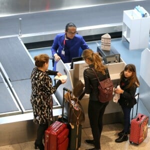 Grazi Massafera embarcou com a filha em aeroporto do Rio nesta quinta-feira, 12 de julho de 2018