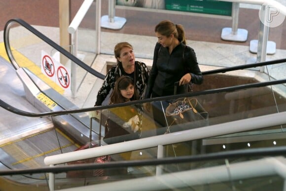Grazi Massafera foi fotografada com a filha, Sofia, em aeroporto do Rio de Janeiro
