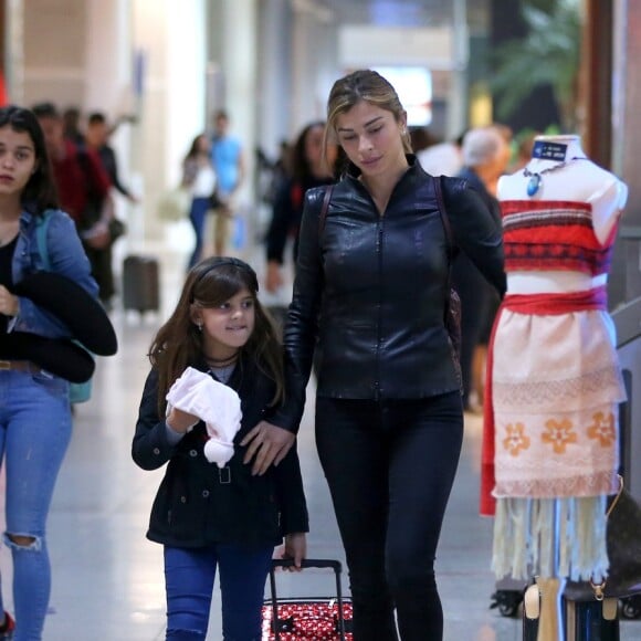 Grazi Massafera embarcou com a filha, Sofia, em aeroporto do Rio de Janeiro nesta quinta-feira, 12 de julho de 2018