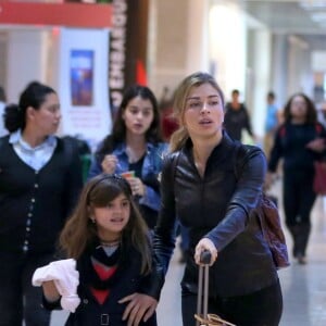 Filha de Grazi Massafera, Sofia usou um look estiloso composto por uma parka, calça jeans e botas