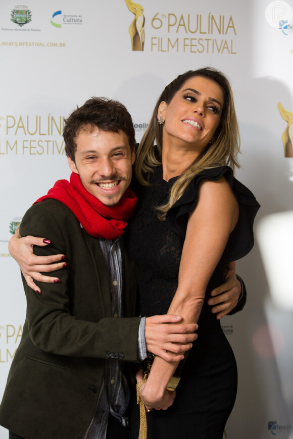 Deborah Secco posa com colega de elenco do filme 'Boa Sorte' no Festival de Paulínia, em São Paulo