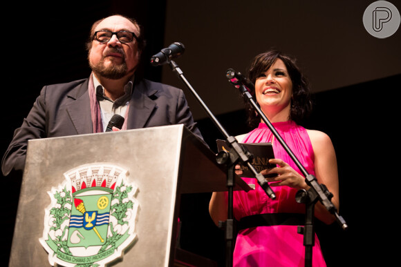 Natália Lage apresentou a cerimônia ao lado do curado do festival, o crítico Rubens Ewald Filho