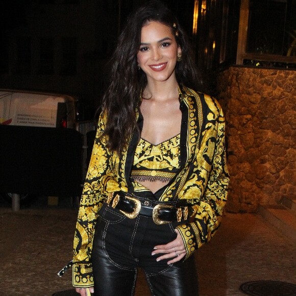 Bruna Marquezine se divertiu ao ver um vídeo de quando tinha 5 anos ser exibido no Instituto Neymar Jr.