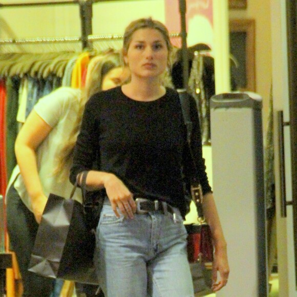 Sasha Meneghel foi fotografada usando look despojado em shopping do Rio