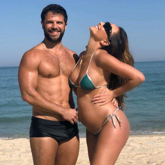 Grávida, Sabrina Sato curte praia com Duda Nagle neste domingo, 15 de julho de 2018