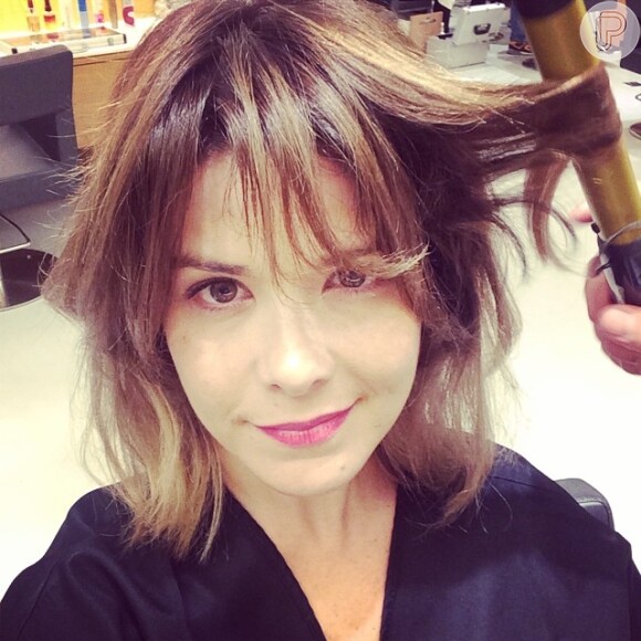 Samara Felippo, que passou por uma mudança lenta e gradual para voltar a ter os cabelos naturais, mostrou o resultado com uma foto no Instagram