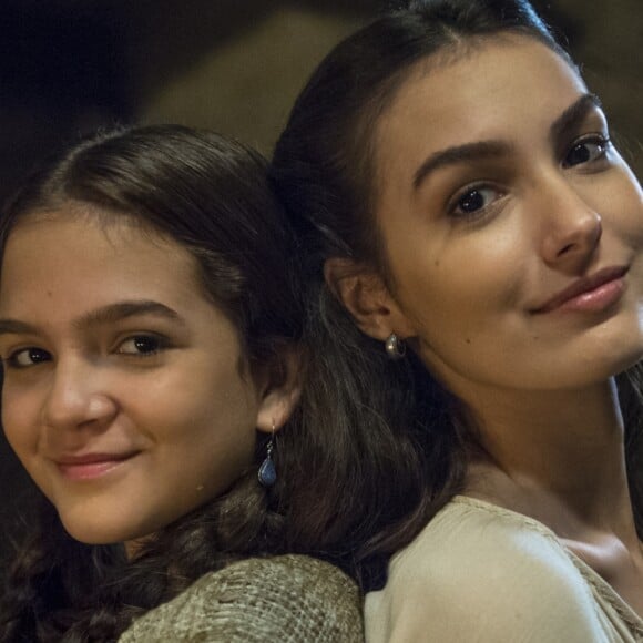 Selena (Marina Moschen) conta a Agnes (Mel Maia) que rompeu o namoro com Tiago (Vinícius Redd), nos últimos capítulos da novela 'Deus Salve o Rei'