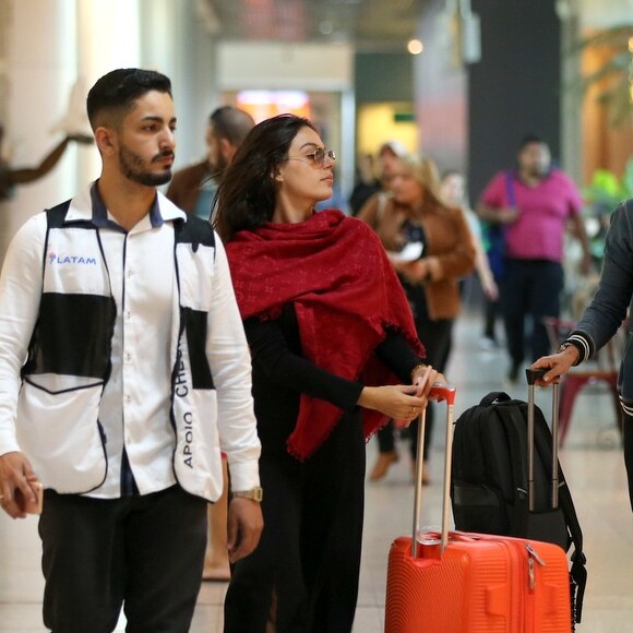 Isis Valverde embarcou no Aeroporto Santos Dumont, no Rio de Janeiro, nesta segunda-feira, 16 de julho de 2018