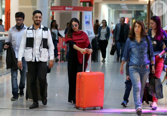 Grávida, Isis Valverde circulou pelo Aeroporto Santos Dumont com uma mala laranja 