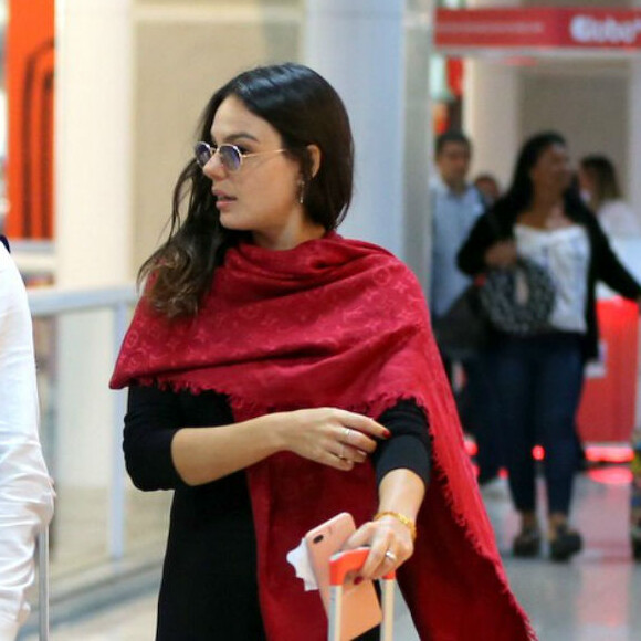 Isis Valverde embarcou para São Paulo a trabalho nesta segunda-feira, 16 de julho de 2018