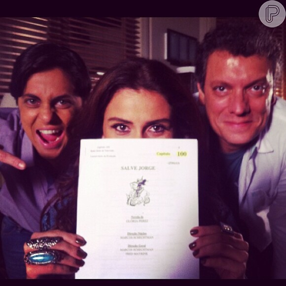 Thammy Miranda posta foto ao lado de Giovanna Antonelli e Marcello Airoldi, segurando o roteiro do capítulo 100 de 'Salve Jorge', nesta quinta-feira, 7 de fevereiro de 2013