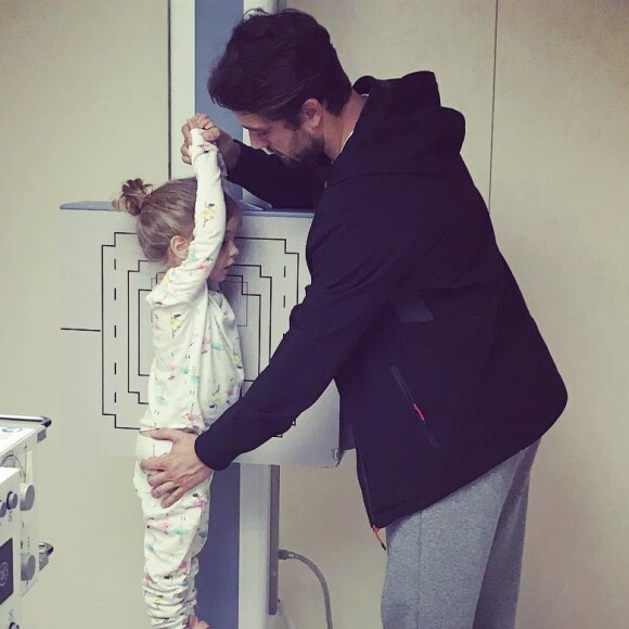Rafael Cardoso e a mulher levaram a filha, Aurora, de 3 anos, para o hospital