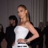 Jennifer Lopez apostou em um modelo Versace para assitir ao desfile da nova coleção da grife italiana em um desfile em Paris