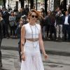 Kristen Stweart escolheu o desfile da Chanel na Semana de moda de Paris para mostrar sua transformação no visual. A atriz apareceu com os cabelos curtinhos e alaranjados. Para vestir, a estrela escolheu calça e top da marca francesa